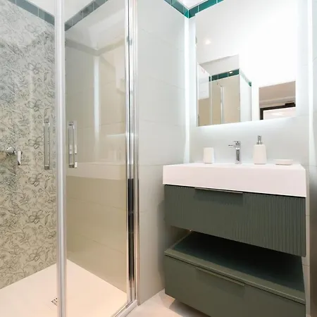 Lakefront And Downtown Within Walking Distance! Appartement