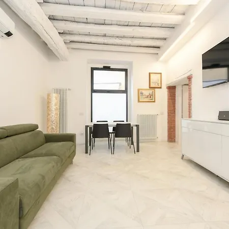 Lakefront And Downtown Within Walking Distance! Appartement *