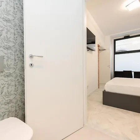 Lakefront And Downtown Within Walking Distance! Como