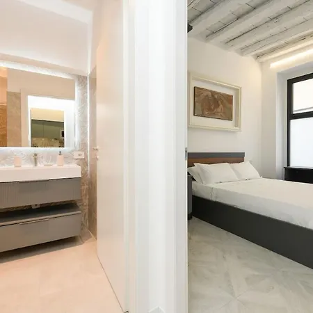 Lakefront And Downtown Within Walking Distance! * Como