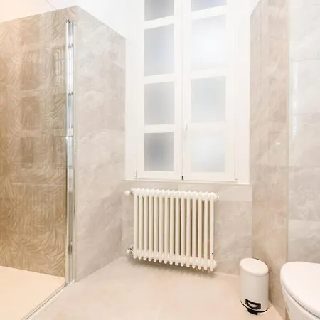 Lakefront And Downtown Within Walking Distance!